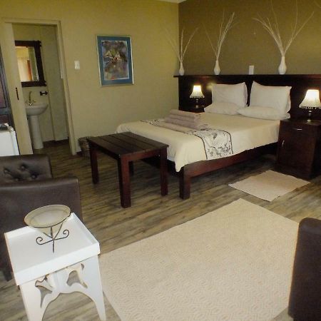 Uzuri Guesthouse Cc ウィントフーク エクステリア 写真