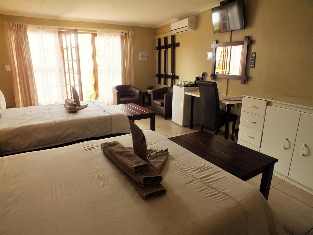 Uzuri Guesthouse Cc ウィントフーク エクステリア 写真