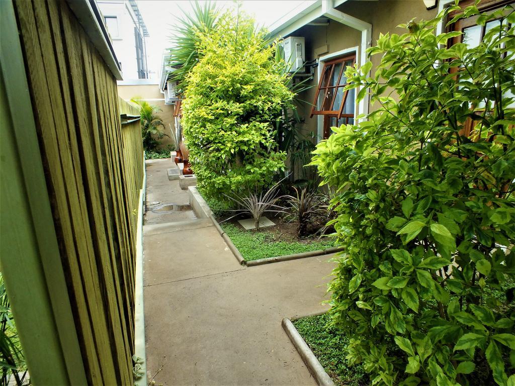 Uzuri Guesthouse Cc ウィントフーク エクステリア 写真