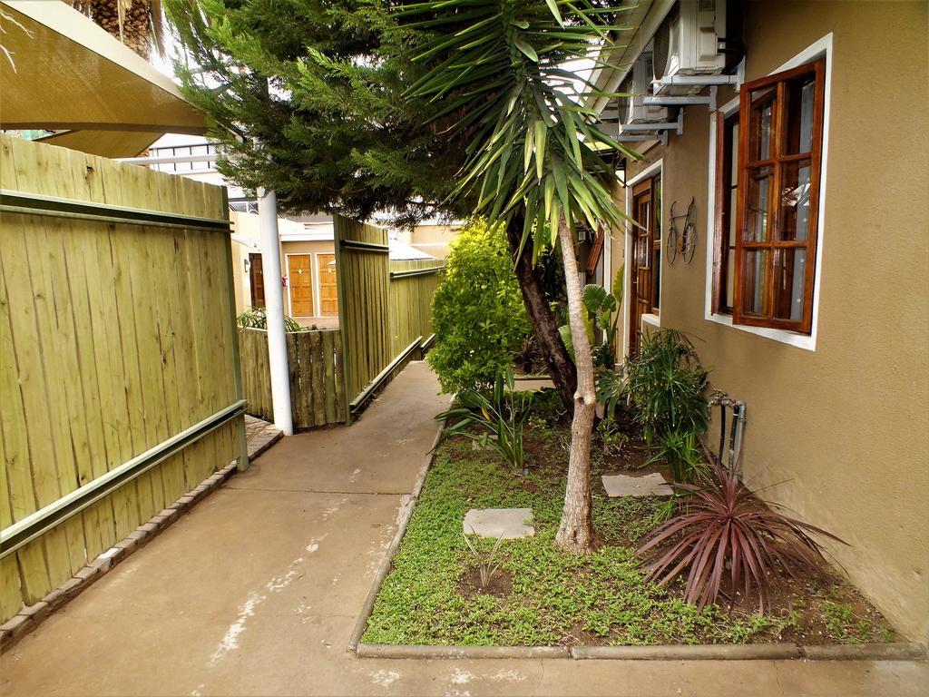 Uzuri Guesthouse Cc ウィントフーク エクステリア 写真