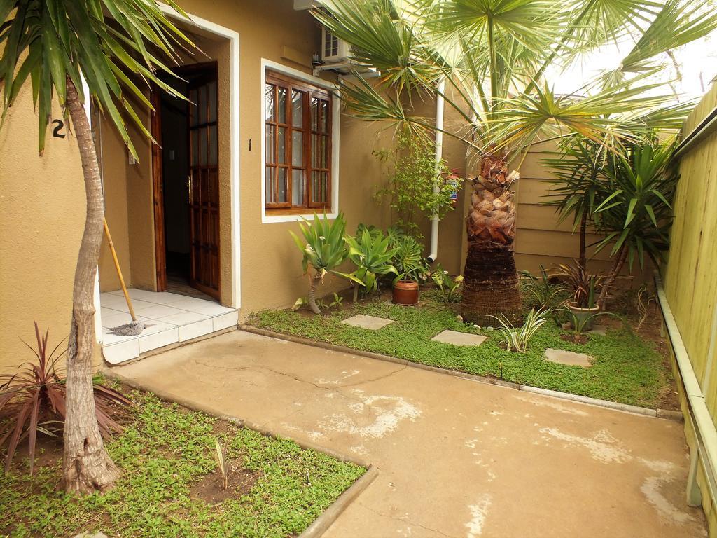 Uzuri Guesthouse Cc ウィントフーク エクステリア 写真