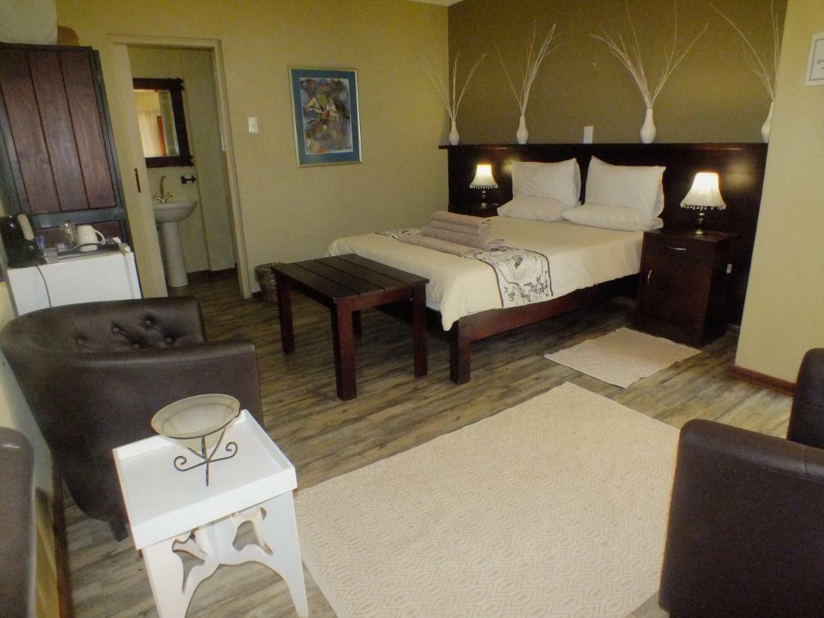Uzuri Guesthouse Cc ウィントフーク エクステリア 写真