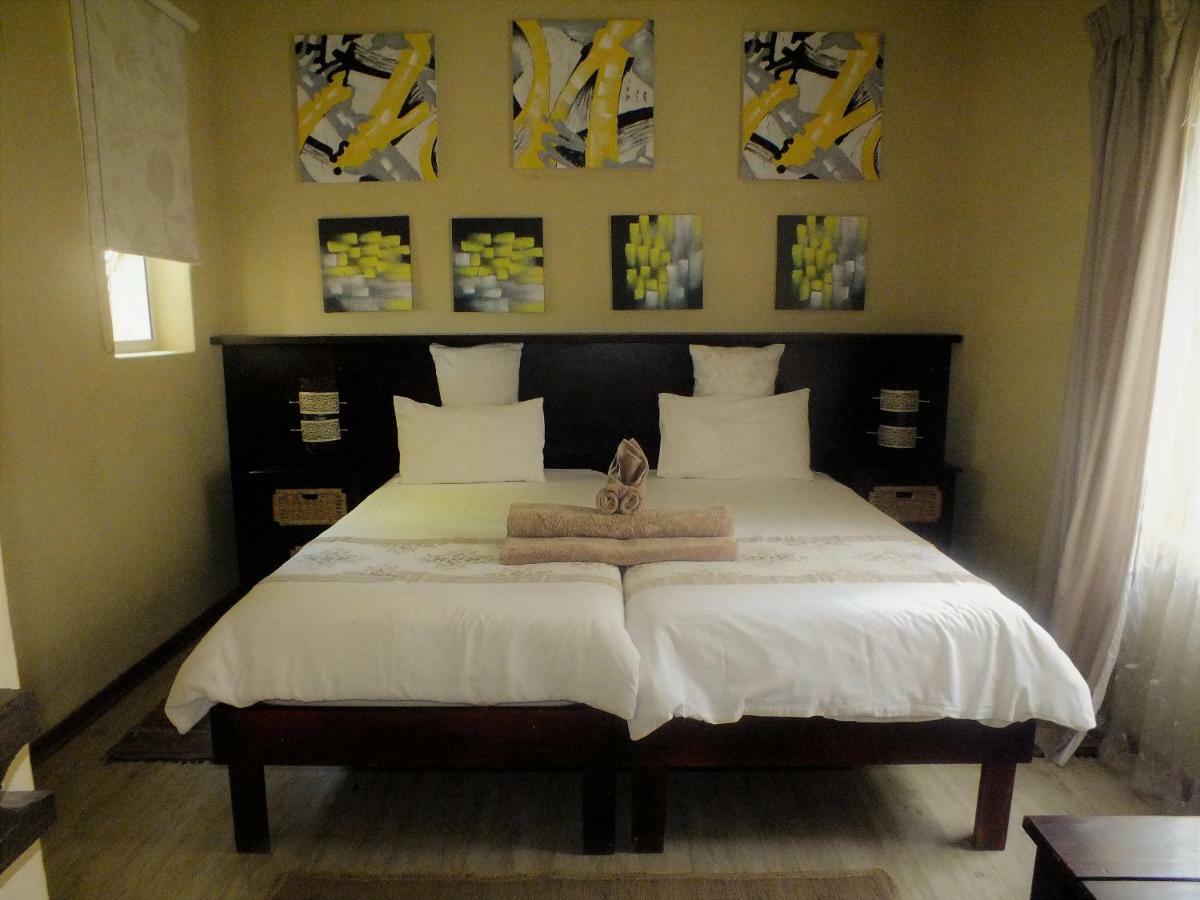 Uzuri Guesthouse Cc ウィントフーク エクステリア 写真